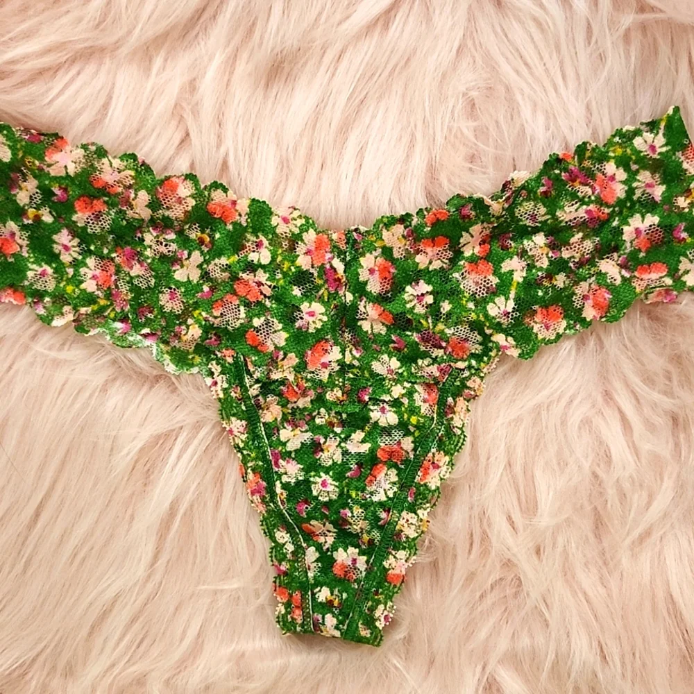 Brand New Victoria's Secret Lace Thong-XS - Picture 1 of 4
